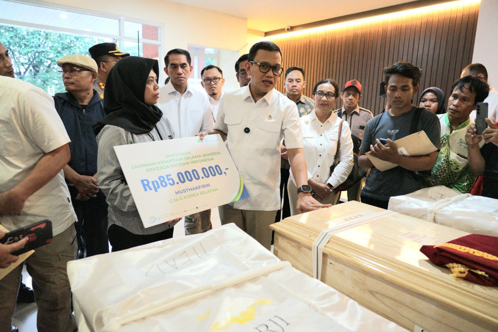 BPJS Ketenagakerjaan kala menyerahkan santunan kematian kepada keluarga ahli waris PMI Musthakfirin. FOTO - ISTIMEWA Komitmen! BPJS Ketenagakerjaan Santuni Ahli Waris PMI Musthakfirin