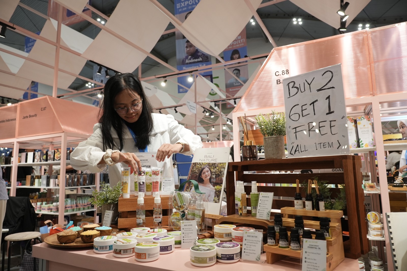 Keberhasilan Bali Nature tidak terlepas dari dukungan berbagai pihak, terutama peran perbankan BRI dalam membantu bisnisnya berkembang. Dok. BRI. Kisah Sukses UMKM Bali Nature, dapat Sentuhan Pemberdayaan BRI