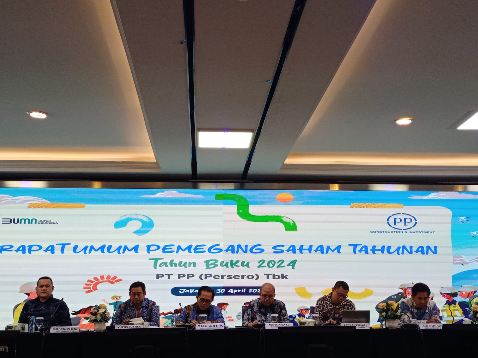 Kiri-kanan: Tommy Wiranata Awar Direktur Manajemen Resiko dan Legal, Yuyus Juarsa Direktur Operasiona, Yuli Ari P. Direktur Operasi, Novel Arsyad Direktur Utara, Agus Purbianto Direktur Keuangan dan I Gede Upeksa Negara Direktur Strategi Korporasi. FOTO/Rizki EmitenNews Fokus Perkuat Modal, PTPP Akan Divestasi Aset Hingga Rp3 Triliun