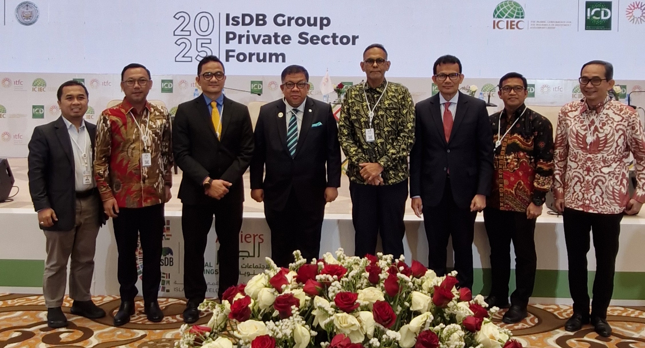 Delegasi indonesia berfoto bersama Islamic Development Bank di Aljir, Aljazair. FOTO - ISTIMEWA Jelang Spin Off, BTN Syariah Jajaki Kerja Sama dengan IsDB