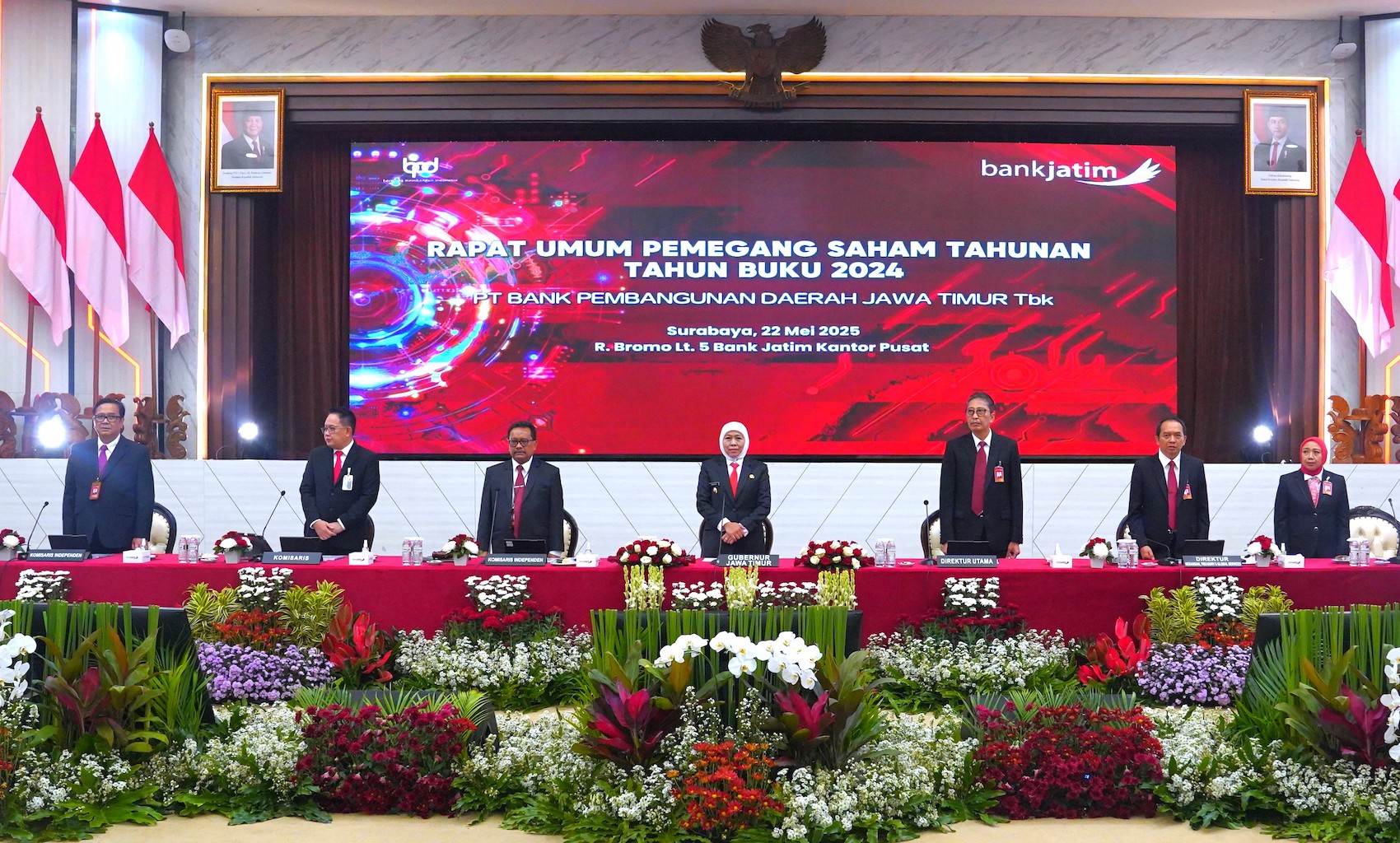 Gubernur Jawa Timur Chofifah F (tengah) di sela-sela pelaksanaan RUPS Tahunan tahun buku 2024 Bank Jatim di Surabaya. FOTO - ISTIMEWA Bank Jatim (BJTM) Bagi Dividen Rp821,49 M, Ini Jadwalnya