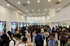 Ilustrasi para pencari kerja memenuhi sebuah ajang job fair. Dok. Kompas. Pemerintah Hapus Batasan Usia Pencari Kerja, Ini Kritik Apindo