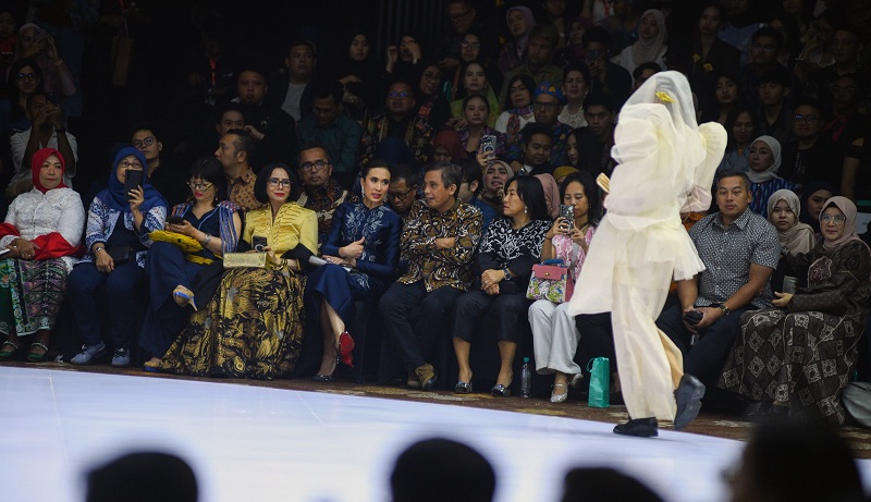 Direktur Utama BTN Nixon LP Napitupulu berbincang dengan Menteri Pariwisata Widiyanti Putri Wardhana dan saat menyaksikan peragaan busana pada malam penutupan BTN Indonesia Fashion Week (IFW) 2025 di Jakarta, Minggu (1/6). (Foto: Endang Muchtar) IFW 2025 Sukses, BTN Bidik Ekosistem Industri Fesyen Indonesia