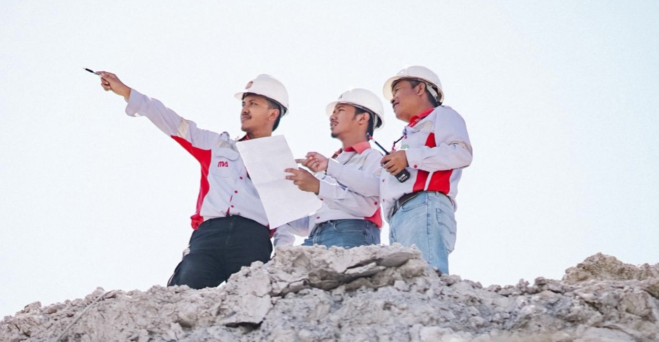Sejumlah petugas Mitrabara kala melakukan inspeksi di area pertambangan milik perseroan. FOTO - ISTIMEWA Mitrabara (MBAP) Tebar Dividen Rp38 per Lembar, Telisik Jadwalnya