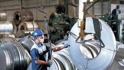 Pekerja di pabrik plat baja milik ISSP. Pengendali ISSP Borong 6,8 Juta Lembar, Ada Aksi Korporasi?