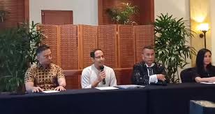 Nadiem Makarim (dua kiri) didampingi pencaranya dalam jumpa pers, Selasa (10/6/2025). Dok. Jawa Pos. Gandeng Pengacara Hotman Paris, Nadiem Siap Diperiksa Kejagung