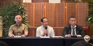 Nadiem Makarim (tengah) didampingi pengacaranya dalam jumpa pers, di Jakarta, Selasa (10/6/2025). Dok. Merdeka. Nadiem Kaget Kasus Korupsi Laptop Rp9,9T Diusut, Ini Kata Kejagung