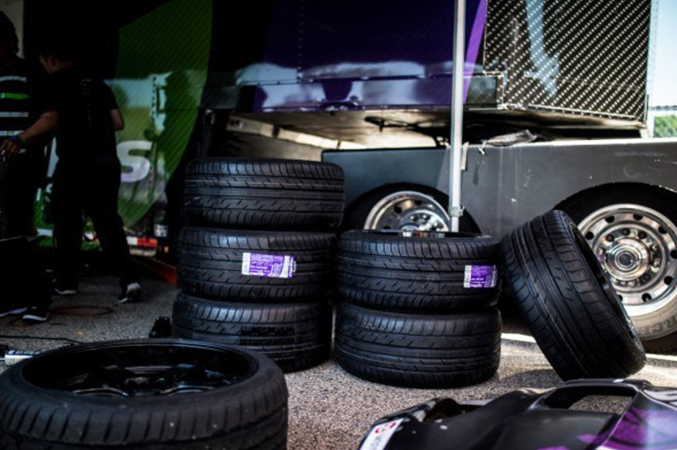 Petugas melakukan pengecekan sejumlah ban baru produksi perseroan sebelum dilempar ke pasaran. FOTO - ISTIMEWA Cum Date 17 Juni, MASA Tebar Dividen Rp339,76 Miliar