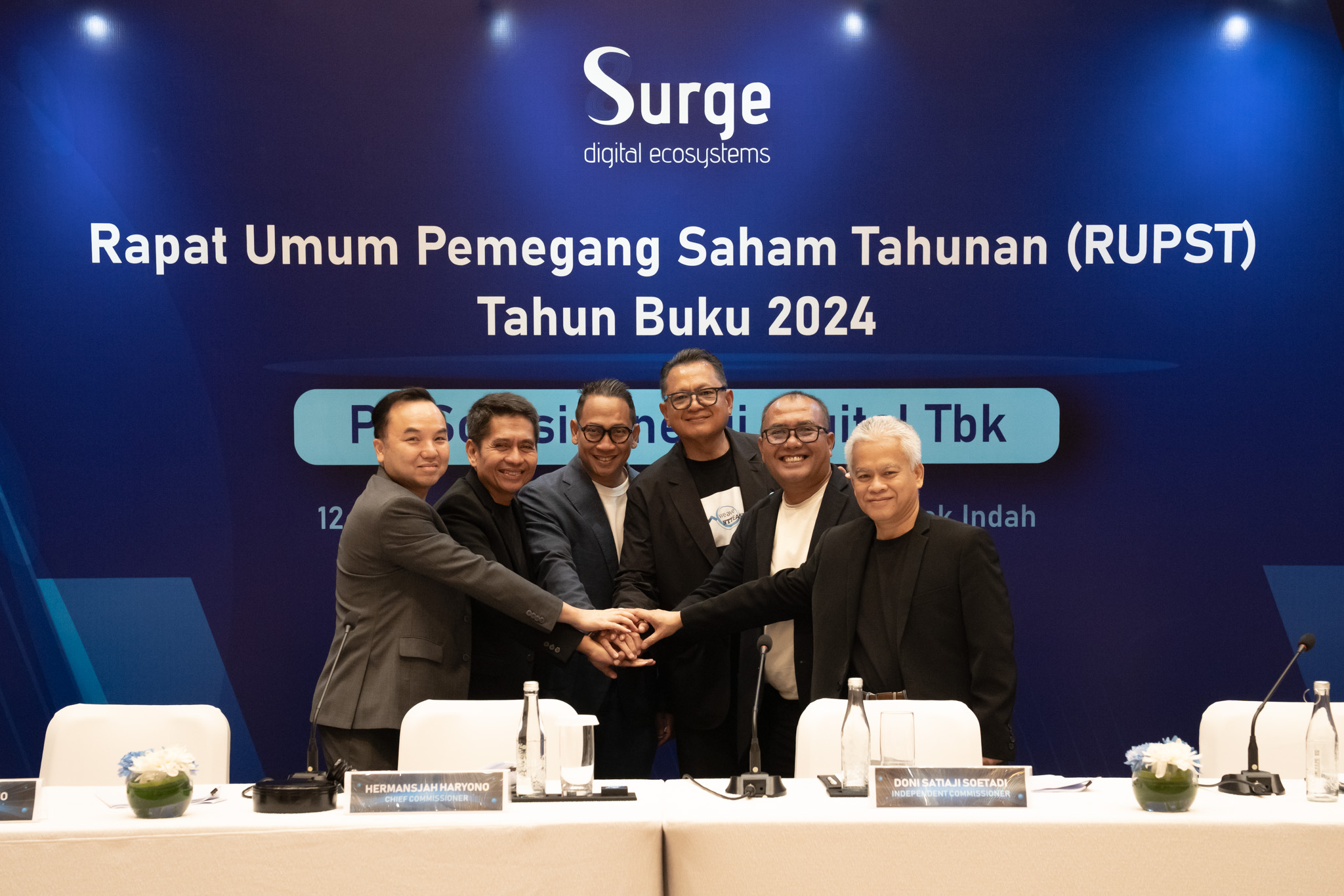Dari kiri ke kanan, Shannedy Ong (Investor Relations dan Direktur Keuangan), Yune Marketatmo, (Presiden Direktur), Hermansjah Haryono ( Komisaris Utama), Donny Satiaji Soetadi ( Komisaris Indepent) , Erwin Tanjung ( Direktur Komersial) dan Moh Mustaghfirin ( Direktur Network). Ekspansi Jalan Terus! WIFI Tebar Dividen Rp4,72 Miliar