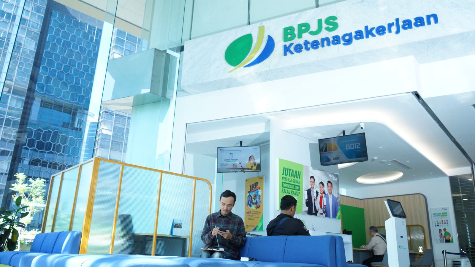 Suasana pelayanan di kantor BPJS Ketenagakerjaan. FOTO - ISTIMEWA Waspada Penipuan, BPJS Ketenagakerjaan Imbau Ini Kepada Pekerja
