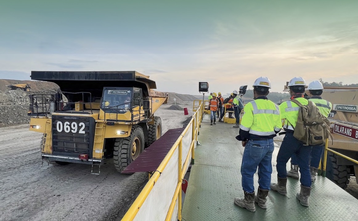 Sejumlah pekerja tengah bersiap di area pertambangan Petrosea. FOTO - ISTIMEWA Caraka Lego 450 Juta Helai, Saham PTRO Melejit Signifikan
