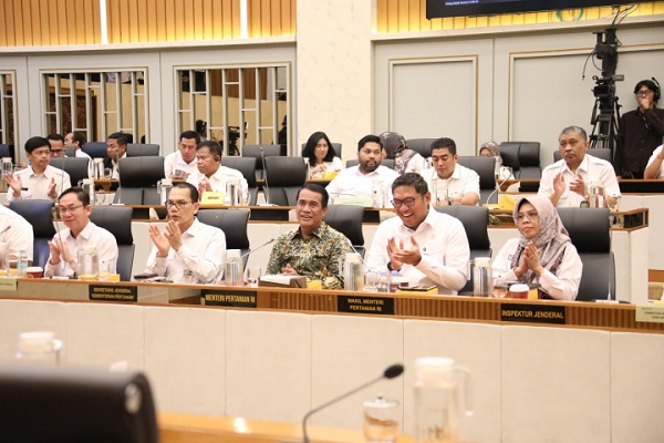 Menteri Pertanian, Andi Amran Sulaiman, dan jajarannya ketika menghadiri Rapat Kerja dengan Komisi IV DPR RI, Rabu (16/7) Kejahatan Sistematis, Komisi IV DPR Dukung Mentan Usut Beras Oplosan