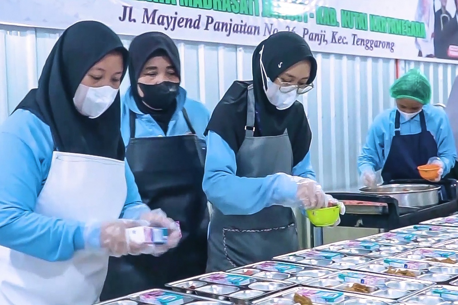 Pemenuhan gizi anak dan peningkatan kualitas sumber daya manusia (SDM) terus menjadi fokus utama Pemerintah, salah satunya melalui implementasi Program Makan Bergizi Gratis (MBG). UMKM Program MBG Binaan BRI Sukses Ekspansi, Serap Tenaga Kerja Baru