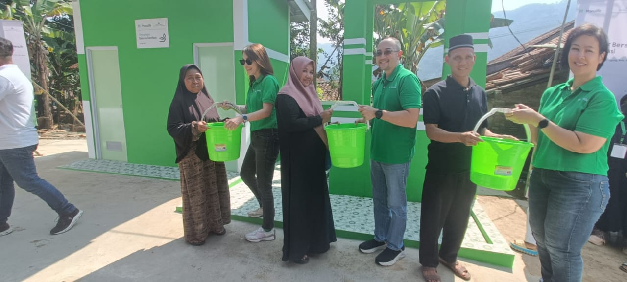 Manulife Bangun Sarana Air Bersih untuk Warga Pasir Angin
