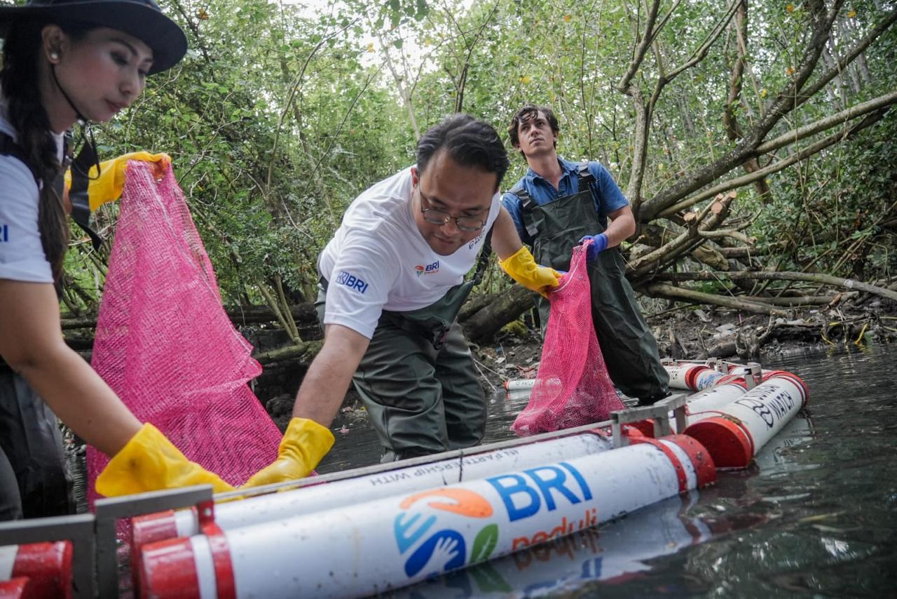 Dalam rangka memperingati Hari Sungai Nasional yang diperingati pada 27 Juli 2025, BRI Peduli melalui Program “Jaga Sungai, Jaga Kehidupan” melaksanakan aktivasi bersih-bersih sungai dan edukasi lingkungan dalam rangka menjaga kelestarian sungai dan ekosistem lingkungan. BRI Jaga Ekosistem, Ajak Masyarakat Rawat Sungai Bersama