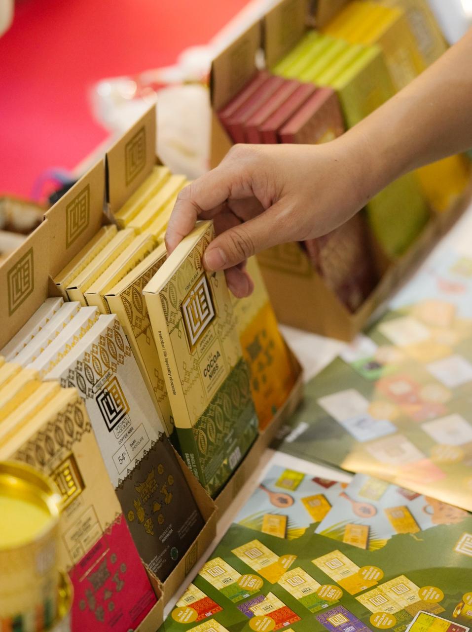 L`île Chocolate merupakan bagian dari PT. Sumatra Coklat, sebuah usaha cokelat asal Padang yang mengusung konsep tree-to-bar, yaitu mengolah kakao dari hulu ke hilir secara mandiri. Seluruh proses produksi, mulai dari memasok bahan kakao hingga pengemasan akhir, dilakukan di Sumatera Barat, dengan melibatkan banyak petani lokal sebagai mitra. Dok. Ist. UMKM Binaan BRI Ini Buktikan Produk Lokal Eksis di Kancah Global