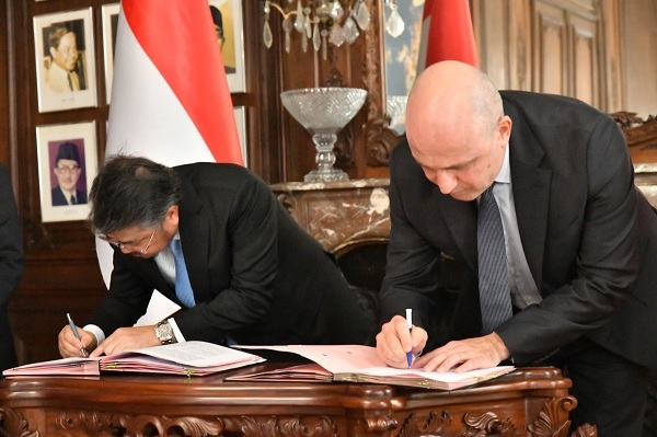 Pertamina NRE dan perusahaan energi asal Prancis, Verso Energy, menandatangani MoU mengembangkan bahan bakar sintetis berbasis green hydrogen Pertamina NRE - Verso Energy Joinan Kembangkan Bahan Bakar Sintetis