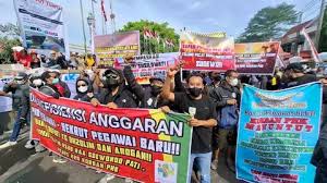 Demo warga Pati, Rabu (13/8/2025), yang menuntut Bupati Pati mundur. Dok. BeritaSatu. Anggota DPR Ini Minta Pusat Respon Daerah Naikkan Tarif PBB