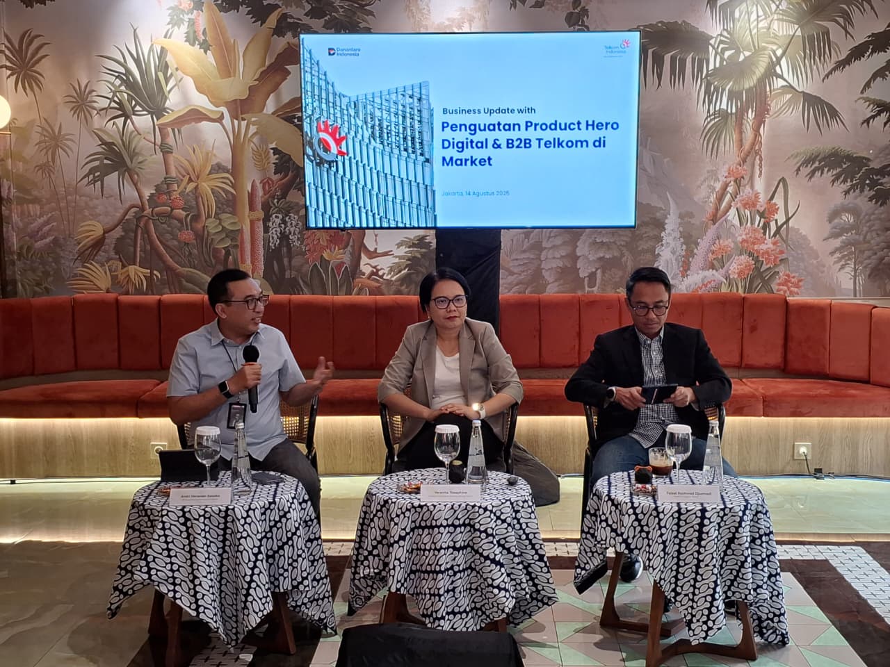 (Kiri-Kanan) VP Corporate Communication Telkom Andri Herawan Sasoko, Direktur Enterprise & Business Service Telkom Veranita Yosephine, dan Direktur IT Digital Telkom Faizal Rochmad Djoemadi dalam Business Update bertajuk “Penguatan Product Hero Digital & B2B Telkom di Market” di Jakarta, Kamis, 14 Agustus 2025. FOTO - ISTIMEWA Akselerasi Bisnis Baru, Telisik Empat Jurus Jitu Telkom (TLKM)
