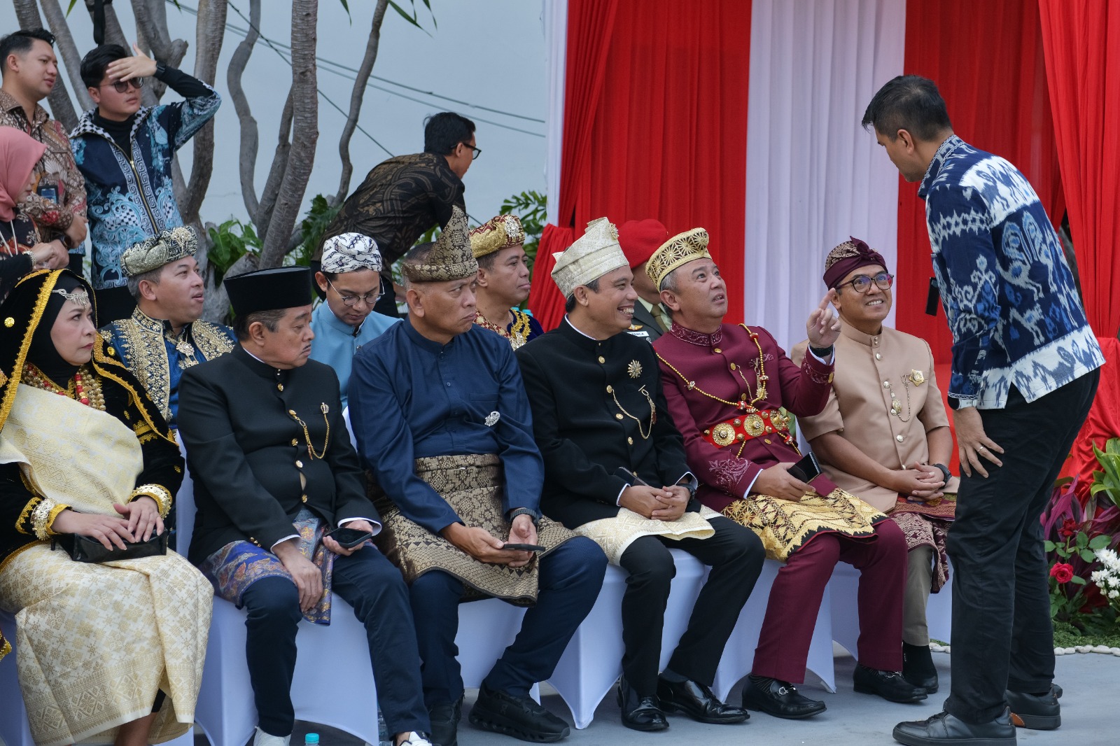Direktur Utama BTN Nixon LP Napitupulu, Wakil Direktur Utama Oni Febriarto Rahardjo bersama jajaran Direksi dan Komisaris berbincang usai menggelar Upacara Peringatan HUT Kemerdekaan Republik Indonesia Ke - 80 di Menara 1 BTN Jakarta, Minggu (17/08/2025).(Foto: Endang Muchtar) BTN Tegaskan Komitmen Perumahan di Momen Kemerdekaan RI ke-80