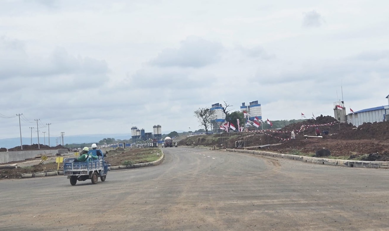 Tampak para pekerja menaiki sebuah kendaraan di area Kawasan Industri Subang Smartpolitan. FOTO - ISTIMEWA Mesin Pertumbuhan, SSIA Akselerasi Proyek Subang