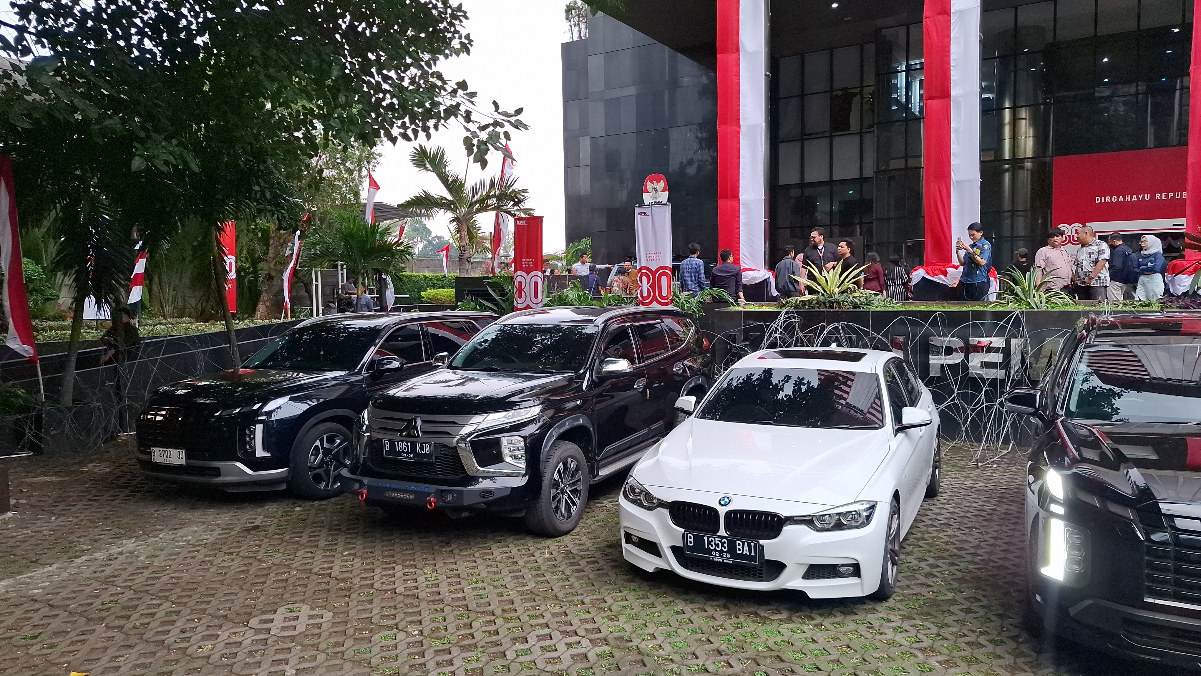 Sebagian kendaraan hasil sitaan dari OTT Wamenaker Noel yang dipamerkan KPK, Kamis (21/8/2025). dok. Inilah. KPK Pamerkan 22 Kendaraan Hasil Sitaan dari OTT Wamenaker Noel