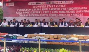 Badan Narkotika Nasional (BNN) RI mengungkap narkoba jenis baru berkedok rokok elektrik berupa vape pods pengiriman dari Malaysia, dan Prancis. Dok. iNews. BNN Bongkar Narkoba Jenis Baru Berkedok Rokok Elektrik dari Prancis