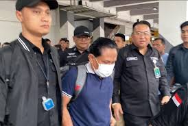 Mantan Ketua Pengadilan Negeri Surabaya Rudi Suparmono (tengah masker). Dok. Okezone. Kasus Ronald Tannur, Eks Ketua PN Surabaya Divonis 7 Tahun