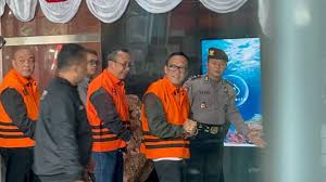 Wakil Menteri Ketenagakerjaan Immanuel Ebenezer Gerungan (dua kanan) setelah ditetapkan sebagai tersangka kasus pemerasan sertifikat K3. Dok. Metro TV. Terlalu! Wamenaker Noel Tahu ada Pemerasan, Tapi Malah Minta Jatah