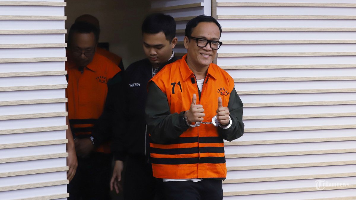 Mantan Wakil Menteri Ketenagakerjaan Immanuel Ebenezer Gerungan atau Noel dalam balutan rompi tersangka. Dok. Tribunnews. Baru Ditetapkan Sebagai Tersangka, Noel Harap Presiden Beri Amnesti