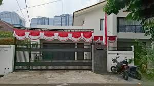 KPK menyita satu unit kendaraan beroda empat bermerek Toyota Alphard, dan empat handphone dari penggeledahan rumah mantan Wakil Menteri Ketenagakerjaan Immanuel Ebenezer Gerungan (Noel), di Pancoran, Jakarta, Selasa (26/8/2025). Dok. Tribunnews. Geledah Rumah Noel di Pancoran, KPK Sita Mobil Alphard dan 4 HP