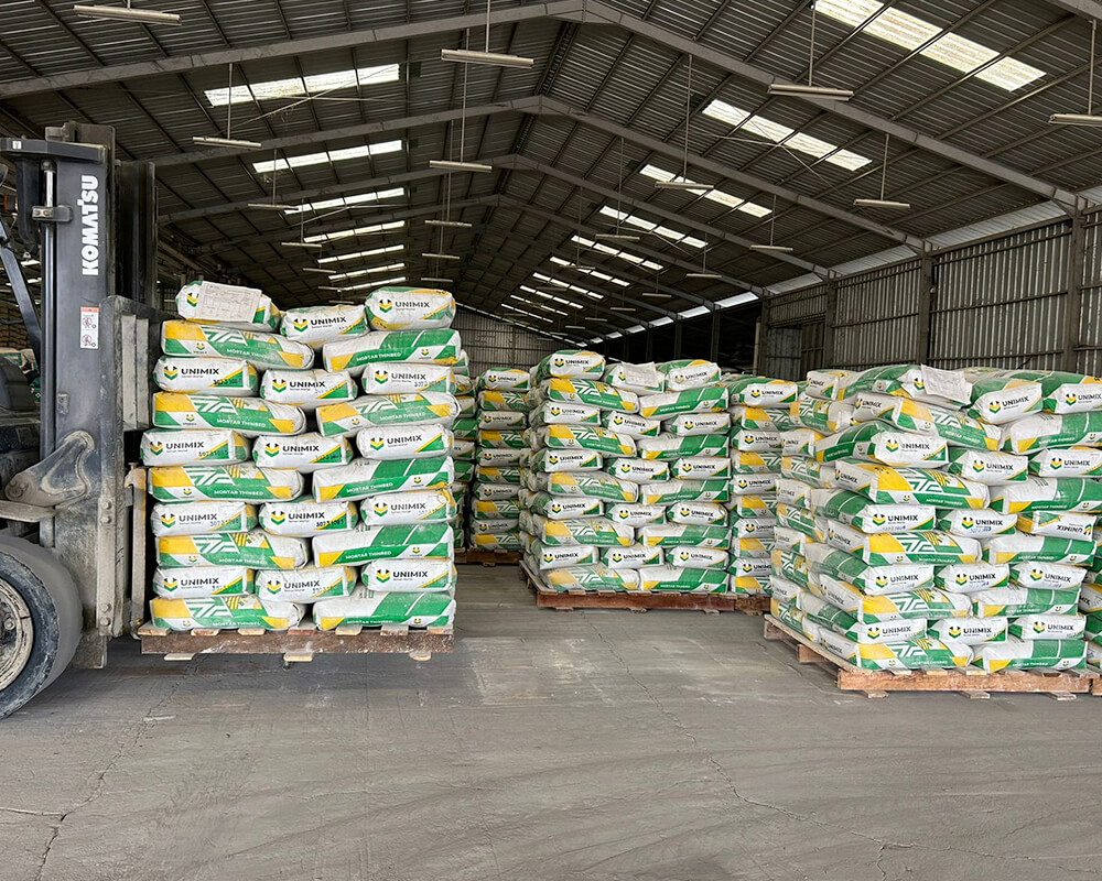 Semen Mortar Unimix di gudang PT Surya Tata Alam Raya. DOK/ISTIMEWA Surya Tata Alam Raya Optimis Penjualan Mortar Unimix Naik 200 Persen
