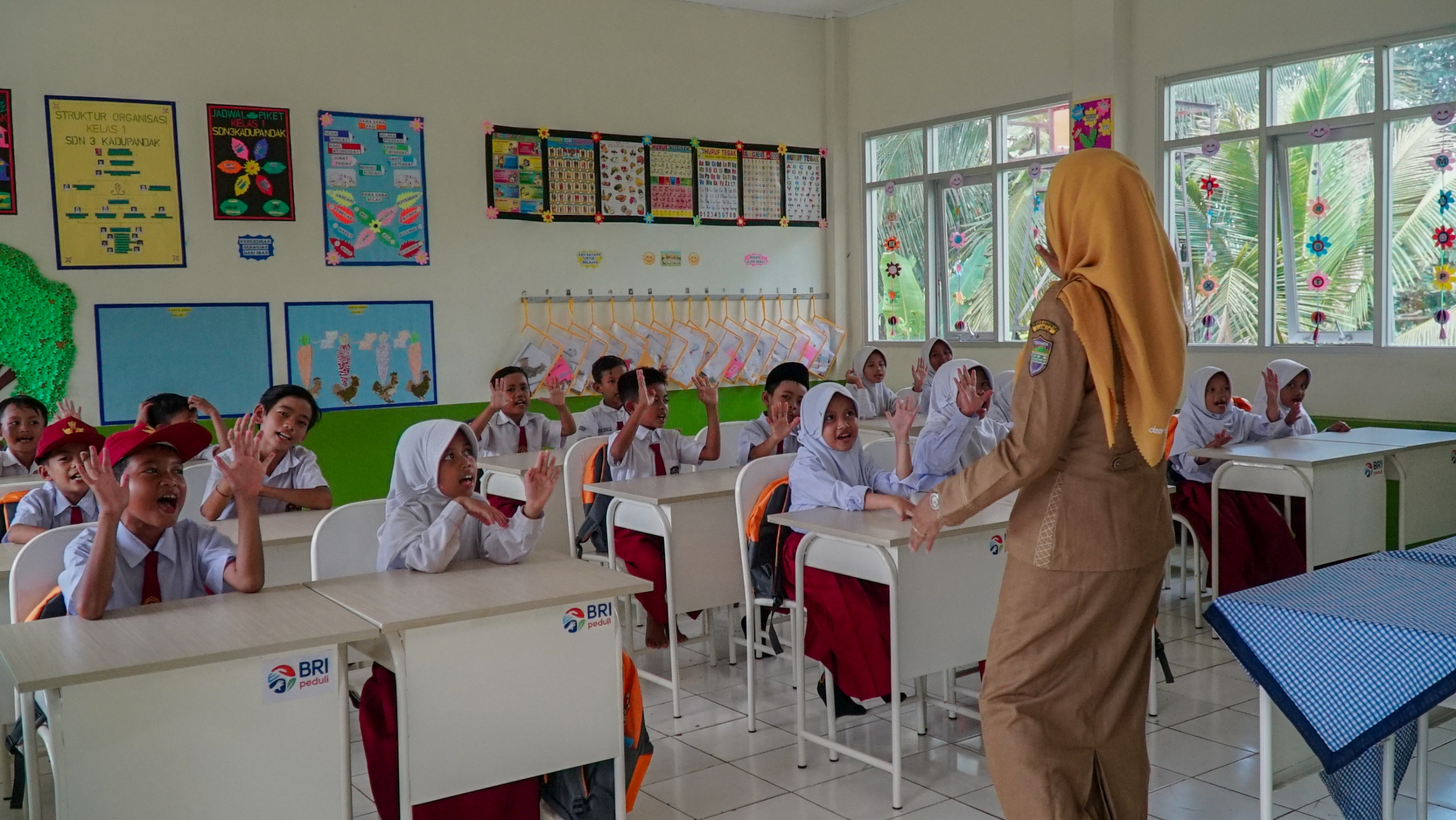 PT Bank Rakyat Indonesia (Persero) Tbk. (BBRI) senantiasa mengambil peran dalam mendukung upaya pemerintah mendorong peningkatan kualitas pendidikan di Tanah Air. Dok. BRI. Dorong Peningkatan Kualitas Pendidikan, BRI Salurkan Beasiswa Pelajar