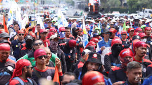 Ilustrasi demo buruh. Pada Kamis (28/8/2025) kalangan buruh dari berbagai sektor menggelar demo dengan 10 tuntutan. Dok. Tribunnews. Gelar Demo Esok di DPR, Kalangan Buruh Usung 10 Tuntutan