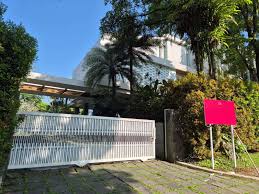 Kejaksaan Agung menyita satu bidang tanah dan bangunan seluas total sekitar 6.500 meter per segi di kawasan Rancamaya Golf Estate, Bogor Selatan, Kota Bogor, yang diduga milik tersangka kasus dugaan korupsi tata kelola minyak mentah, Muhammad Riza Chalid. Dok.RRI. Buru Aset Riza Chalid, Kejagung Sita Tanah dan Bangunan di Bogor