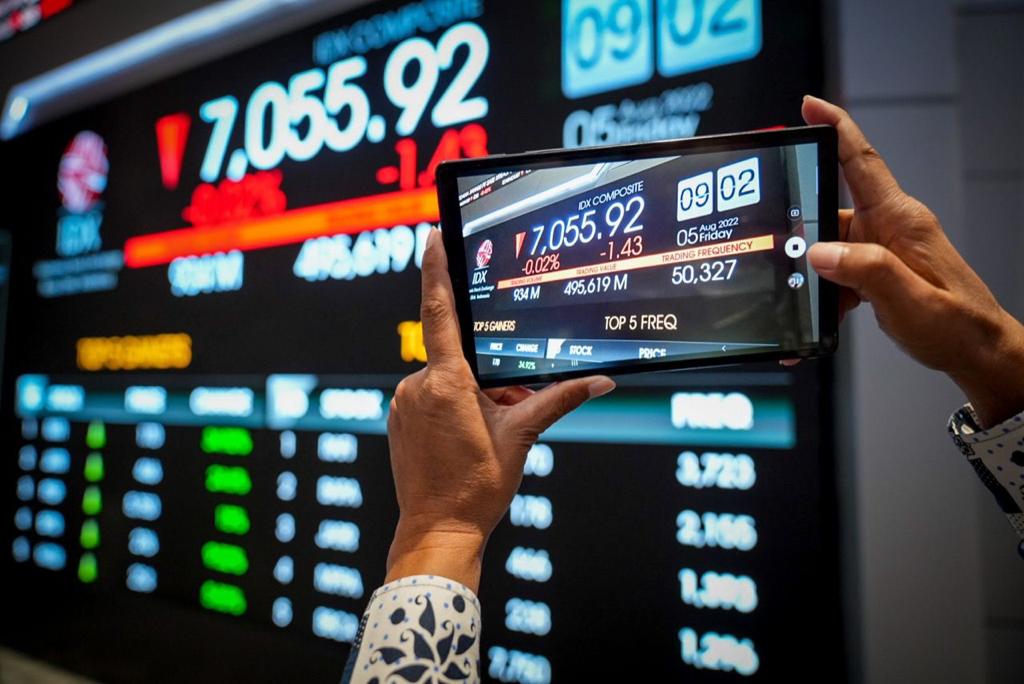 Seorang pengunjung mengabadikan pergerakan IHSG melalui smartphone. FOTO - ISTIMEWA Waspada, IHSG Terobos Level 7.760