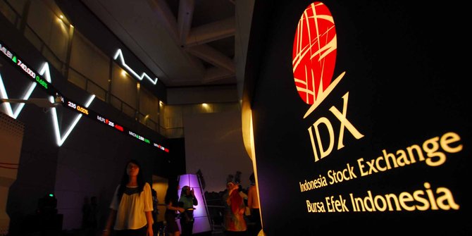 Siluet pengunjung di Bursa Efek Indonesia. Saham IMPC dan PYFA Longsor Keluar dari Papan FCA