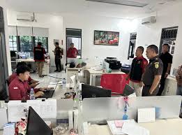 Kejati Kalteng menggeledah kantor PT Investasi Mandiri untuk penyidikan atas perusahaan di sektor pertambangan zirkon itu. Dok. Balanganews. Kejaksaan Usut Dugaan Korupsi Tambang Zirkon Senilai Rp1,3T di Kalteng