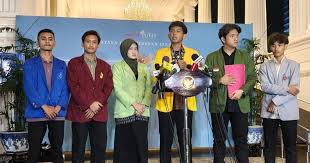 Pemerintah mengadakan dialog dengan Aliansi mahasiswa yang tergabung dalam Badan Eksekutif Mahasiswa Seluruh Indonesia (BEM-SI) Kerakyatan. Kalangan mahasiswa menyampaikan aspirasi mulai dari kelanjutan aksi demonstrasi, kriminalisasi aktivis, hingga tudingan makar. Dok. Presiden RI. Berdialog di Istana, Mahasiswa Ungkap Buruknya Komunikasi Pemerintah