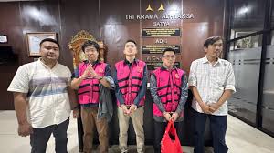 Kejaksaan Negeri Jakarta Selatan menetapkan tiga orang tersangka kasus startup pertanian, PT Tani Group atau Tani Hub, dan langsung ditahan. Ketiganya, NW CEO venture capital pelat merah, WG mantan VP Investasi venture capital pelat merah, serta AAH selaku VP Of Investment MDI Venture 2021 (MDI Venture). Dok. Kejaksaan. Kasus Tani Hub, Kejaksaan Tetapkan 3 Tersangka dan Langsung Ditahan