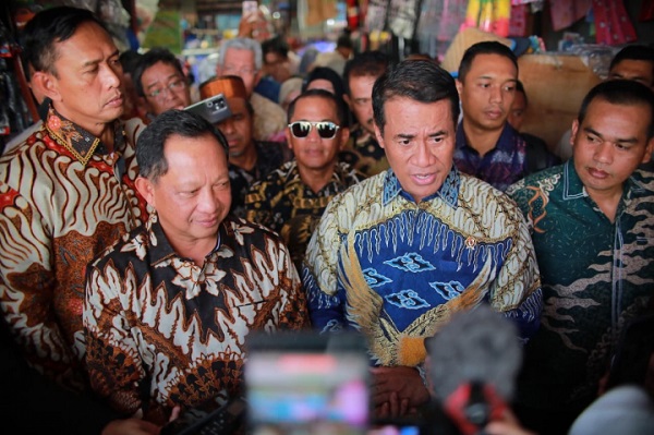 Mendagri Tito Karnavian saat meninjau GPM di Pasar Palembang Jaya bersama Menteri Pertanian (Mentan) Andi Amran Sulaiman, dan Direktur Utama Perum Bulog Ahmad Rizal Ramdhani, Jumat (5/9/2025). Penyaluran Beras SPHP Bantu Turunkan Inflasi Pangan