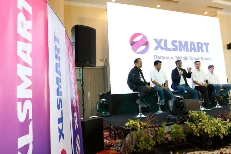 Harga Koreksi, Dua Pentolan EXCL Serok Jutaan Lembar