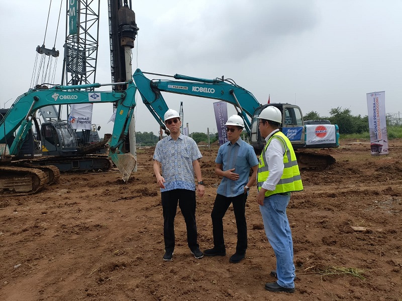 Kiri - Kanan - Kah Jin Hong (Head of Sinar Primera Group) - Deddy Djaja Ria (Director of Sinar Primera Group) - Marcus Linggo (Head of Project Line 2 Sinar Primera), tengah berbincang. Sinar Primera Bangun Kawasan Pergudangan Modern SPIN di Narogong