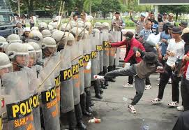 Demonstrasi akhir Agustus 2025 yang berujung kerusuhan. Dok. WestJavaToday. Atasi Salah Kebijakan Fiskal dan Moneter, Menkeu Baru Luncurkan Ini