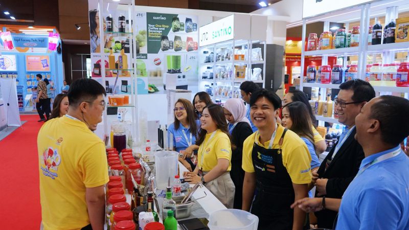 Sejumlah pengunjung memenuhi gerai Formosa Ingredient. FOTO - ISTIMEWA Harga Miring! Komisaris Ini Tampung 40 Juta Saham BOBA