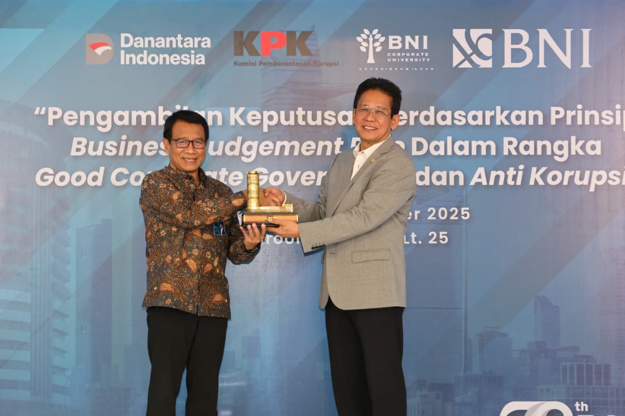 Potret penyerahan cenderamata pada saat kegiatan Compliance Forum KPK dan BNI pada Rabu (17/9). BNI dan KPK Gelar Compliance Forum, Perkuat Integritas dan GCG