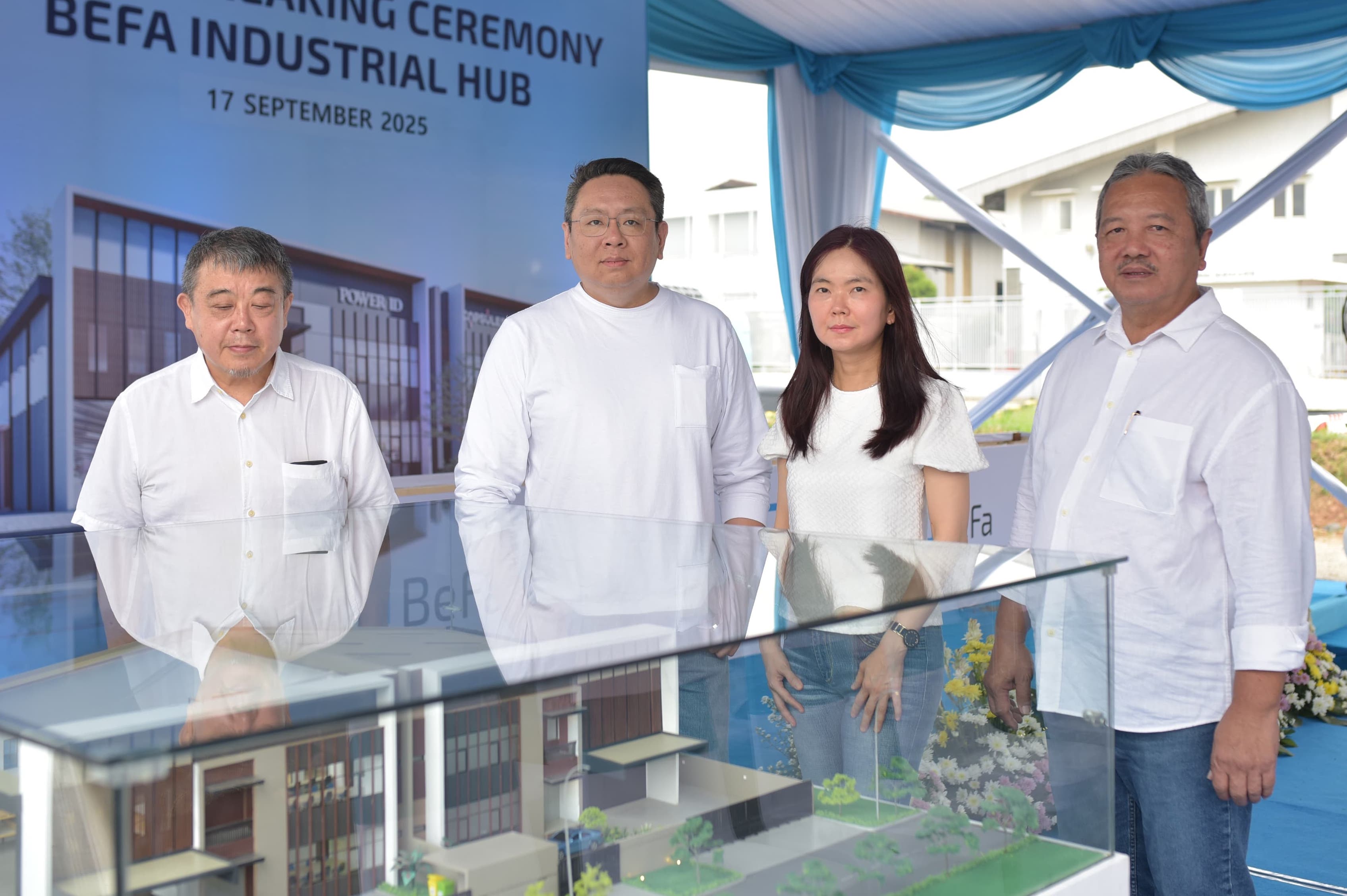 Pengurus Bekasi Fajar meninjau maket pembangunan BEFA Industrial Hub. FOTO - ISTIMEWA Mudahkan Investor, BEST Sodorkan BEFA Industrial Hub