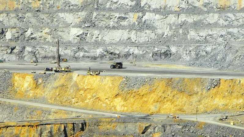 Sejumlah kendaraan dan laat berat berada di area pertambangan Bumi Resources. FOTO - ISTIMEWA UBS Group Buang 105,42 Juta Saham Grup Bakrie (BUMI) Harga Pasar