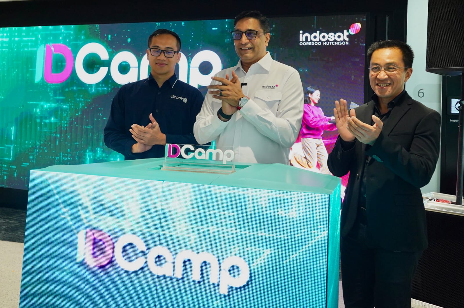 President Director and CEO Indosat Vikram Sinha (tengah) bersama IDCamp Machine Learning Alumni & IDCamp Trainer M. Alif Ramadhan (dari kiri), Google Developer Expert & IDCamp 2025 Curriculum Designer Esther Irawati Setiawan, Chief Human Resources Officer Indosat Irsyad Sahroni, dan Founder & CEO Dicoding Indonesia Narenda Wicaksono dalam peluncuran program IDCamp 2025 di Jakarta, Rabu (24/9/2025). Indosat (ISAT) Luncurkan IDCamp 2025, Latih 2 Juta Talenta AI