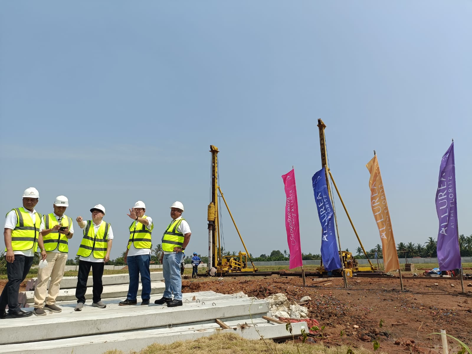 kiri - kanan Project Manager Asthara Skyfront City, Bapak Dadet Sugiarto. ST, Deputy of COO Ir. Djoko Lusijono, CEO Asthara Skyfront City, Supardi Ang, Advisor Asthara Skyfront City, Laksana Sunarko dan Head of Planning & Design and Infrastructure Asthara Skyfront City, Budi Cahyono berdiskusi pada kegiatan groundbreaking ALLUREA AT THE FLORITZ pada hari jumat (26/9). Asthara Skyfront City Percepat Pembangunan Cluster Allurea